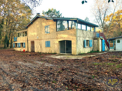 Maison - 212 m² - 9 pièces