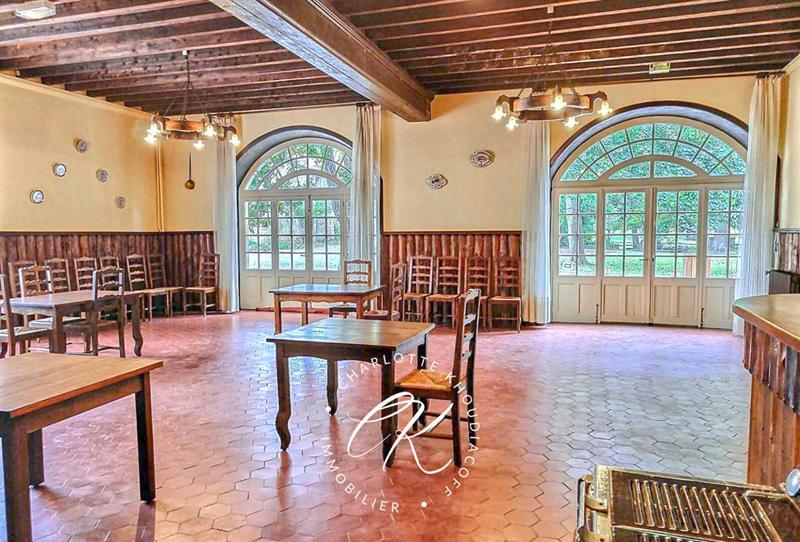 Maison - 2 524 m² - 50 pièces