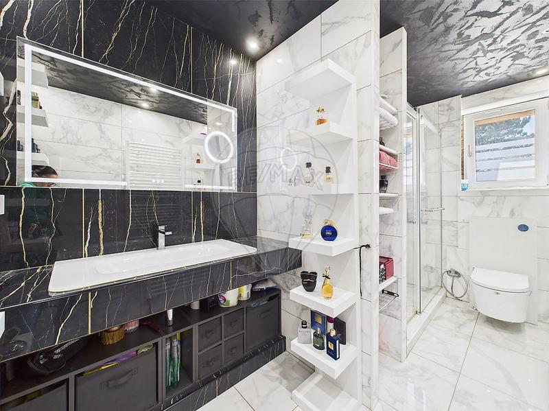 Maison - 255 m² - 6 pièces