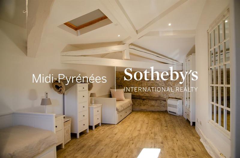 Maison - 397 m² - 9 pièces