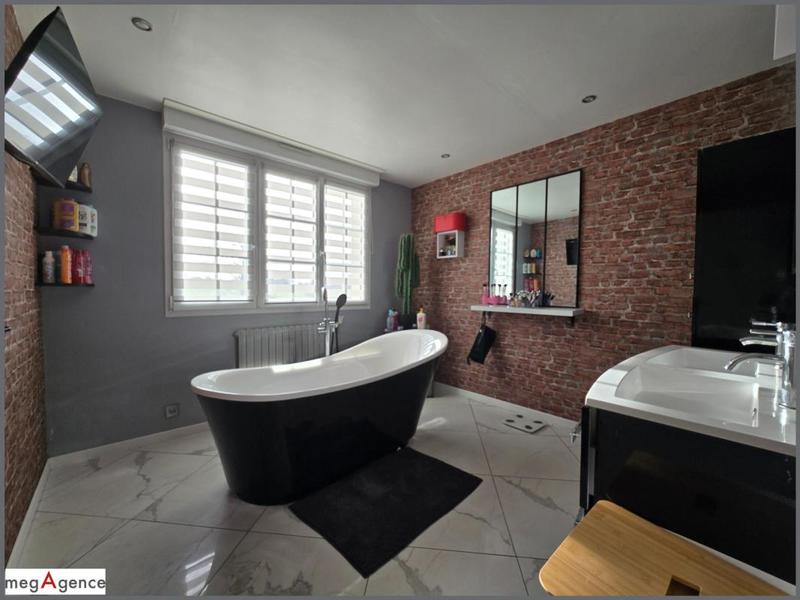 Maison - 237 m² - 8 pièces