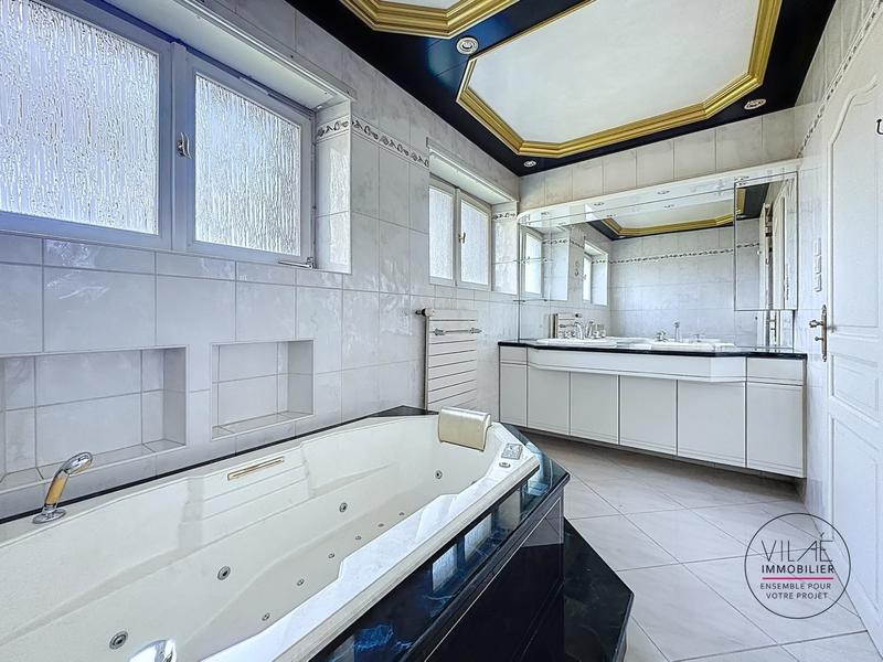 Maison - 285 m² - 8 pièces