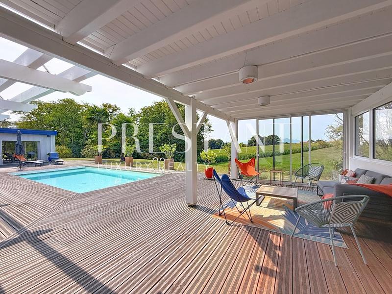 Maison - 290 m² - 9 pièces