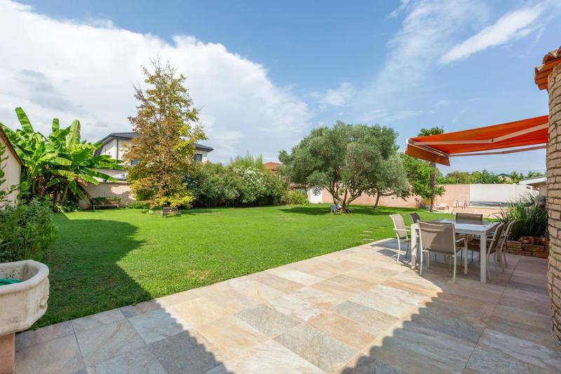 Maison - 221 m² - 6 pièces