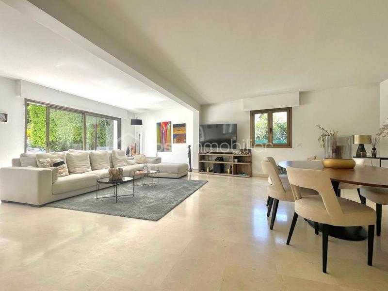 Demeure - 324 m² - 8 pièces