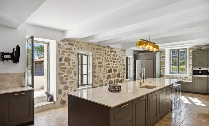 Mas - 800 m² - 15 pièces