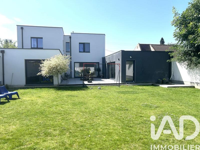 Maison - 235 m² - 8 pièces