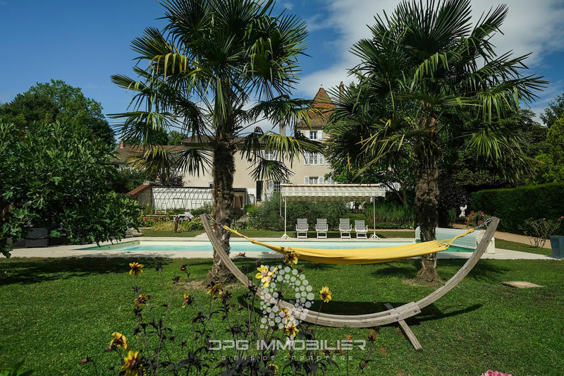 Propriété - 445 m² - 24 pièces