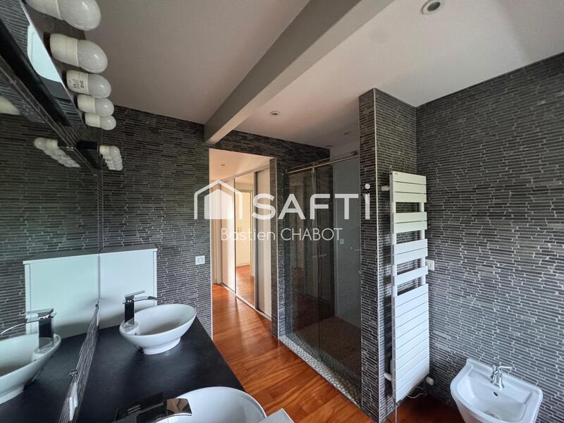 Maison - 252 m² - 6 pièces