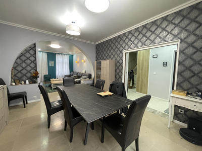 Maison - 242 m² - 12 pièces