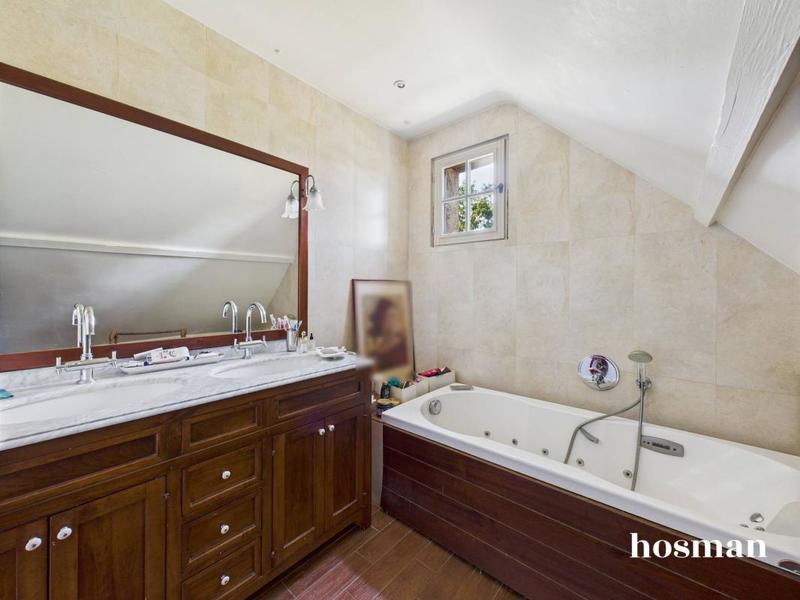 Maison - 202 m² - 10 pièces