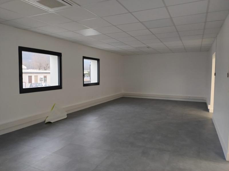 Local d'activité / Entrepôt - 200 m² - 5 pièces