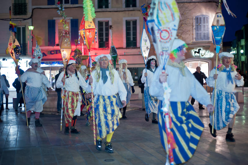Lei Fieloua animent les rues de Jonquières
