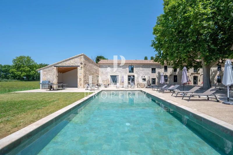 Maison - 420 m² - 8 pièces