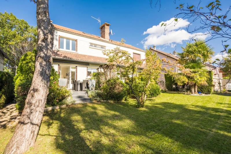 Maison - 230 m² - 10 pièces