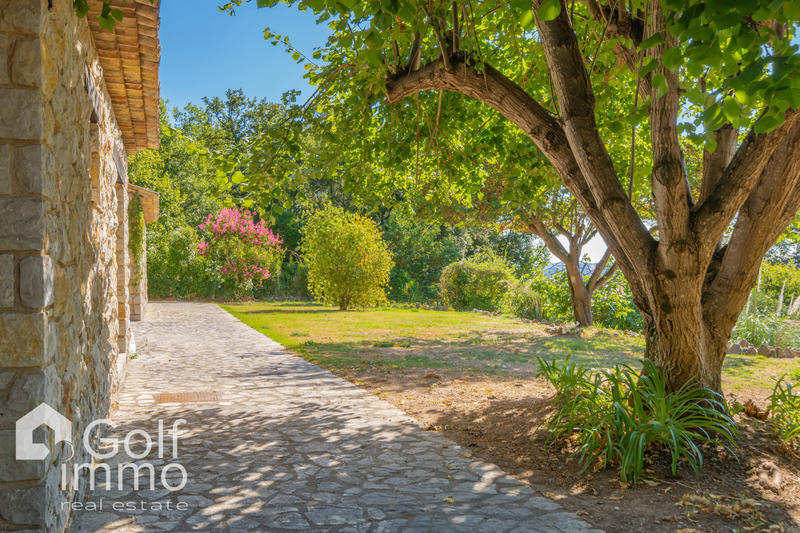 Maison - 300 m² - 8 pièces