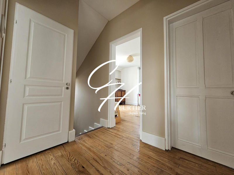 Maison - 224 m² - 9 pièces