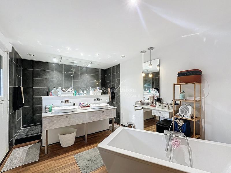 Maison - 320 m² - 7 pièces