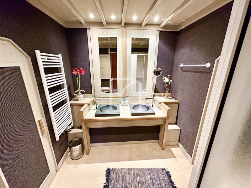 Propriété - 1 500 m² - 49 pièces