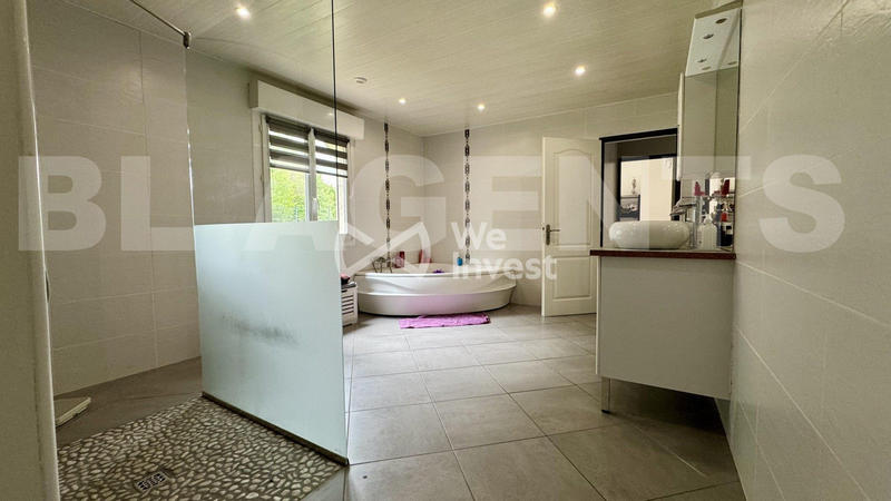 Villa - 215 m² - 14 pièces