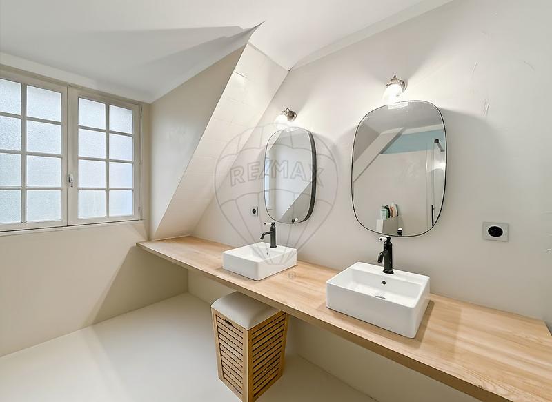 Maison - 214 m² - 8 pièces