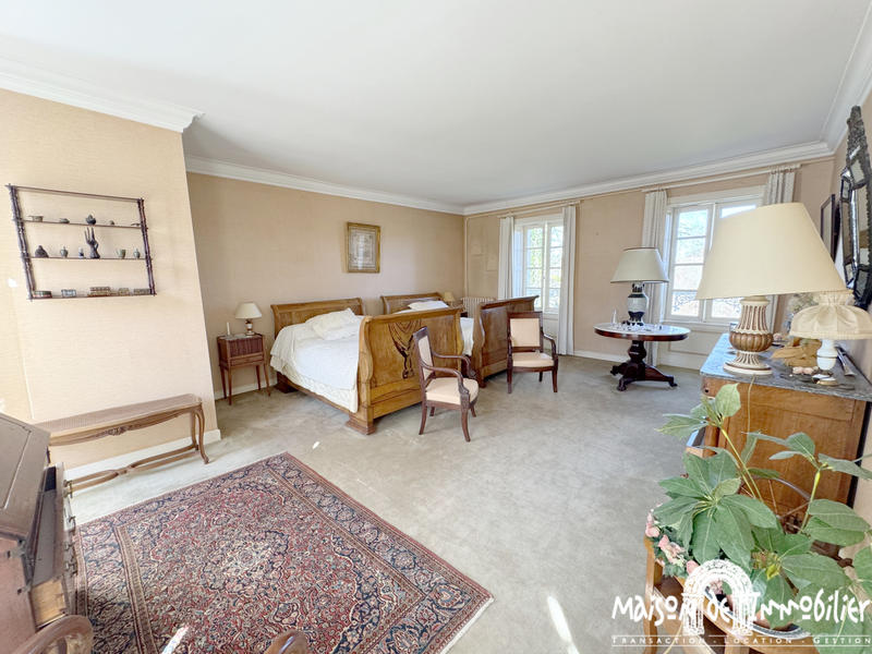 Maison - 527 m² - 12 pièces