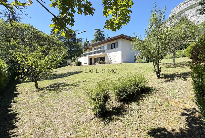 Propriété - 250 m² - 8 pièces