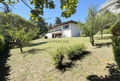 Propriété - 250 m² - 8 pièces