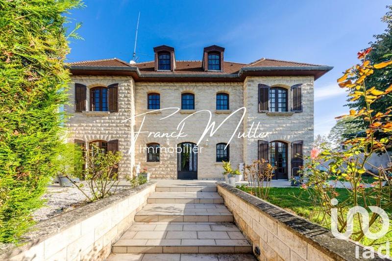 Maison - 270 m² - 9 pièces