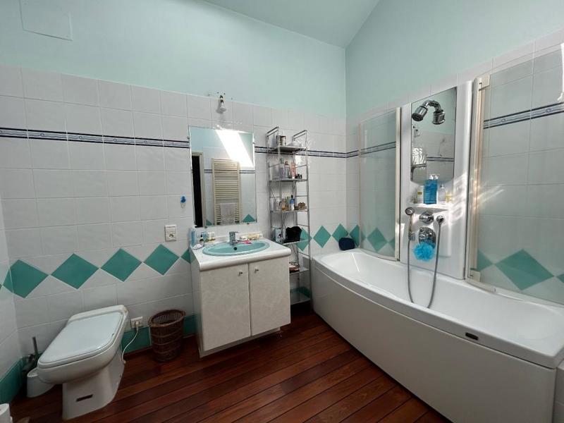 Maison - 335 m² - 10 pièces