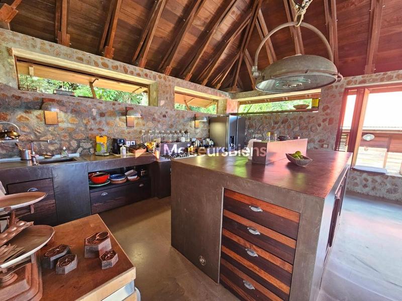 Propriété - 261 m² - 8 pièces