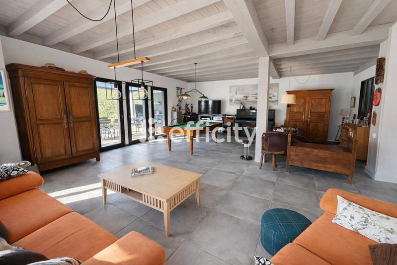 Pavillon - 243 m² - 7 pièces