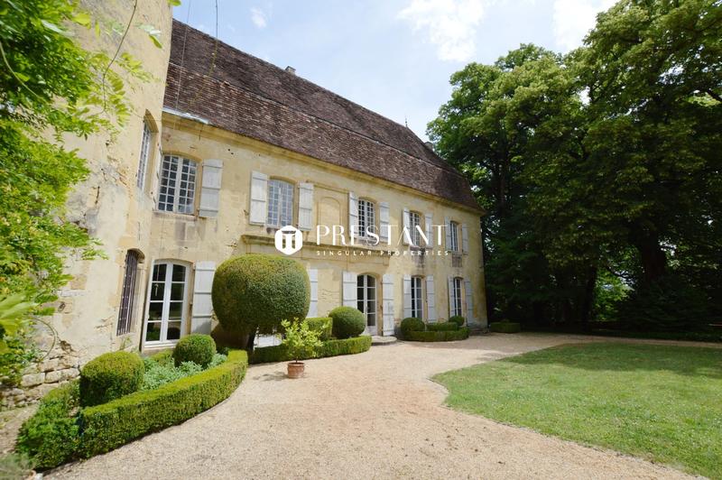 Château - 450 m² - 6 pièces