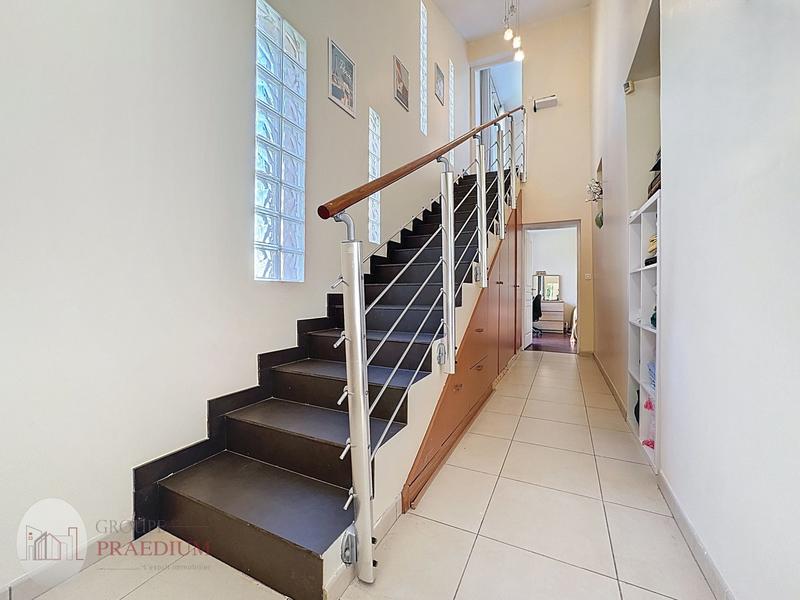 Maison - 203 m² - 9 pièces