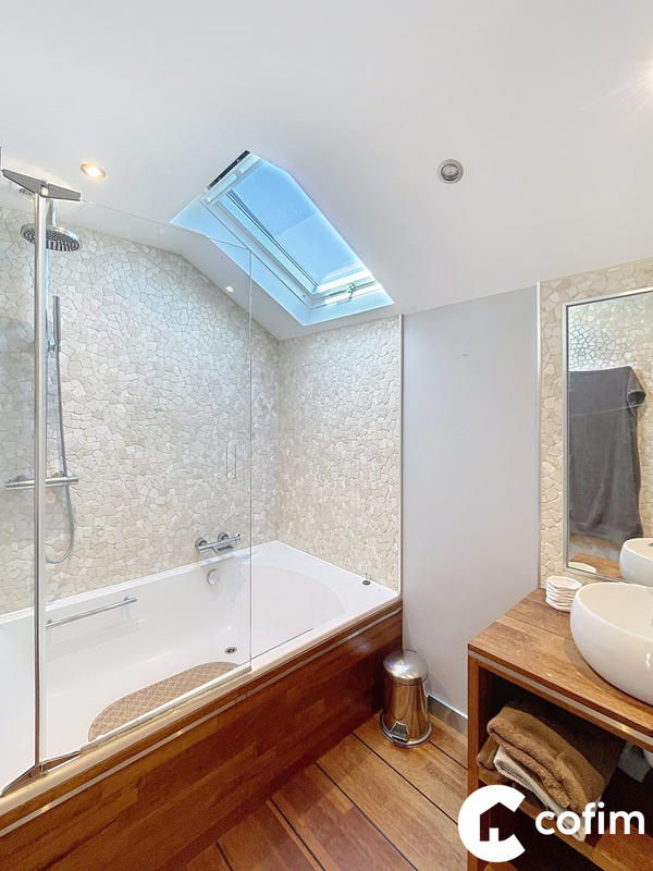 Maison contemporaine - 279 m² - 12 pièces