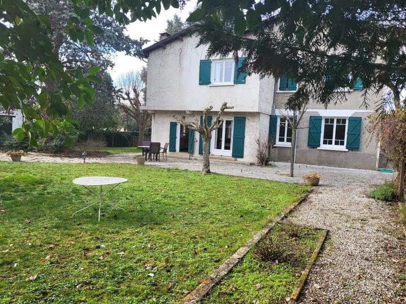 Maison - 220 m² - 8 pièces