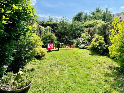 Maison - 245 m² - 8 pièces