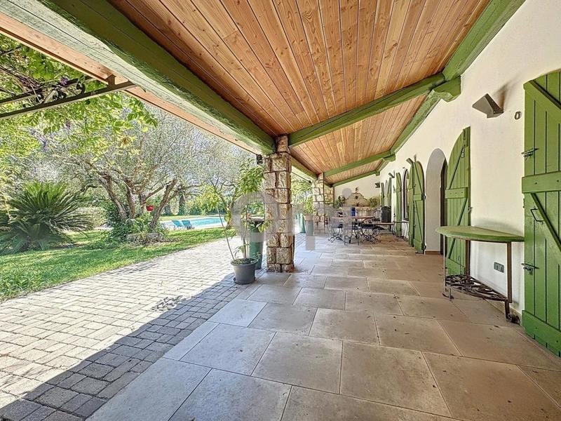 Propriété - 262 m² - 5 pièces