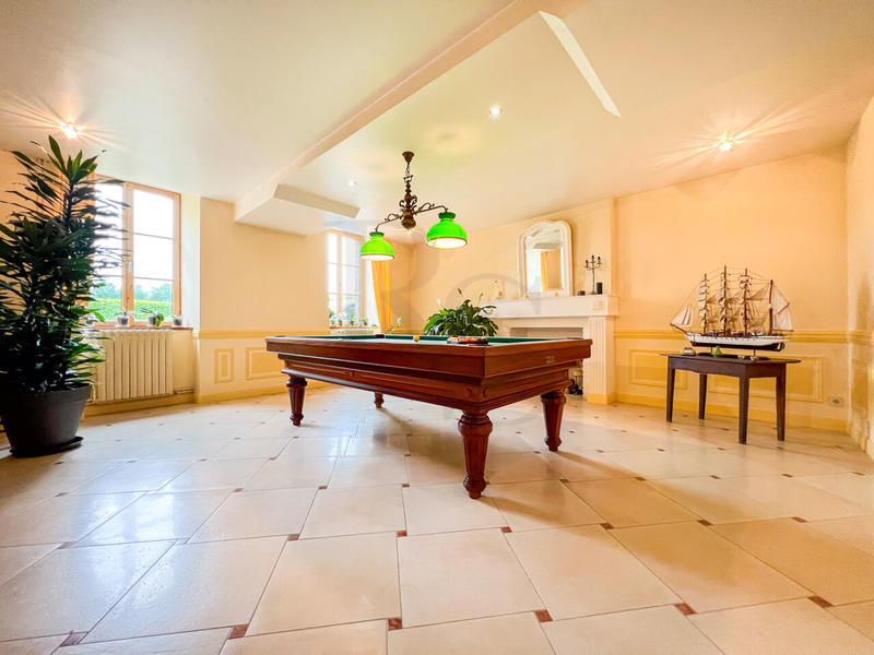 Maison - 280 m² - 9 pièces