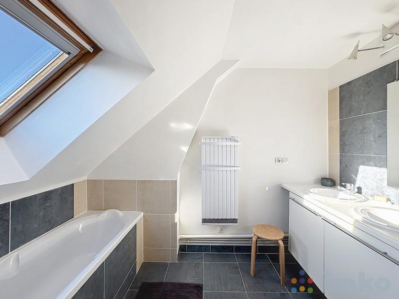 Maison - 256 m² - 8 pièces