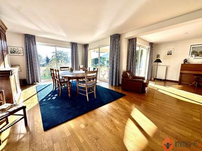 Maison - 230 m² - 8 pièces