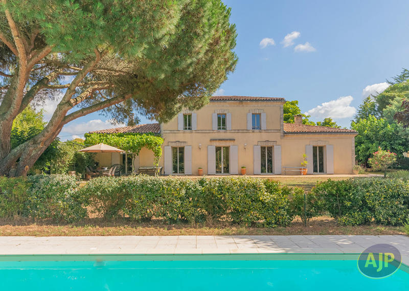 Maison - 268 m² - 8 pièces