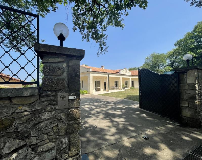 Maison en pierre - 247 m² - 8 pièces