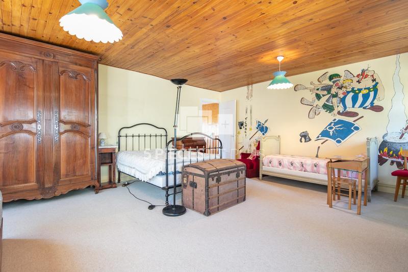 Maison - 220 m² - 6 pièces