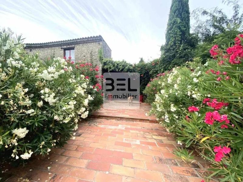 Propriété - 740 m² - 22 pièces