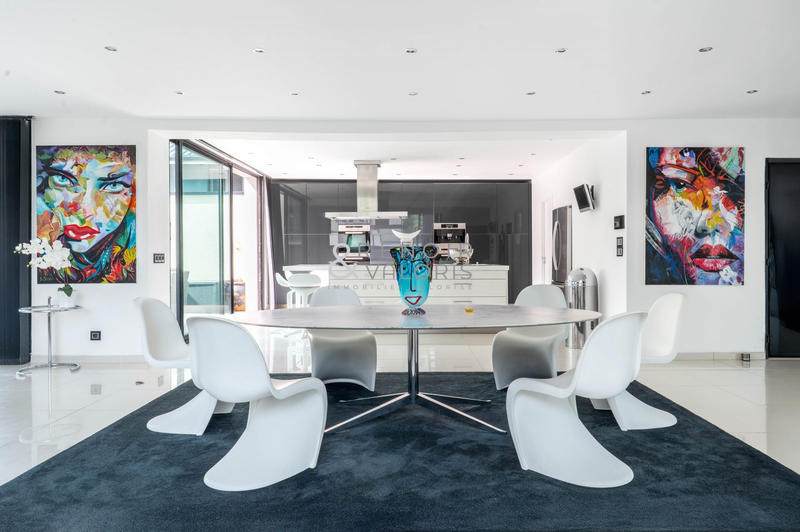 Maison contemporaine - 370 m² - 7 pièces