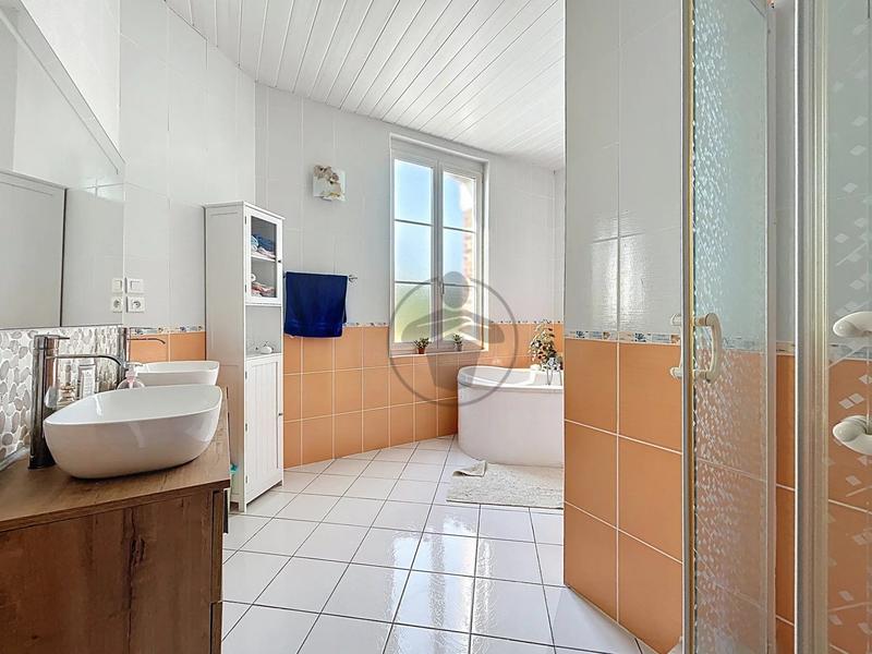 Maison - 202 m² - 8 pièces