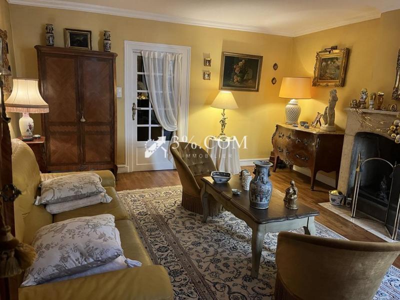 Demeure - 228 m² - 9 pièces