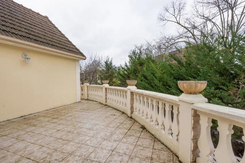 Maison - 330 m² - 11 pièces