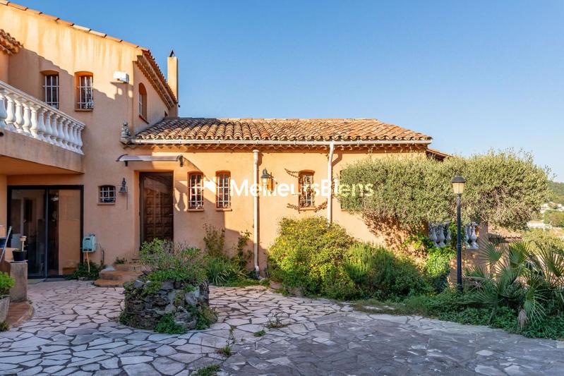 Maison - 225 m² - 12 pièces